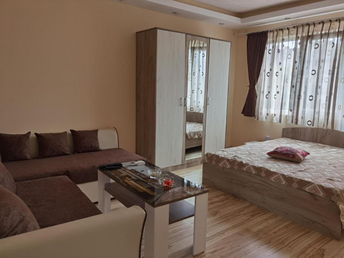 Апартамент Дани Apartament Dani カザンラク エクステリア 写真